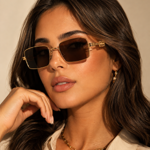 Lunettes de soleil – Modèle Miu Carré Doré